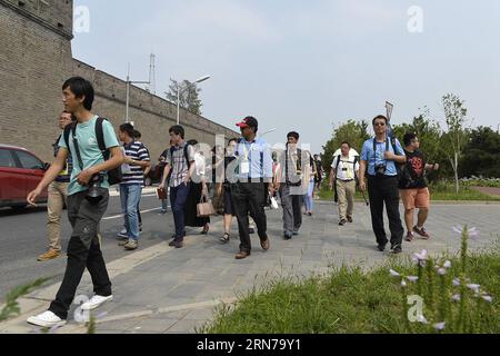 (150829) -- PEKING, 29. August 2015 -- Journalisten arbeiten in Wanping, einer Stadt, die den Beginn des Krieges des chinesischen Volkes gegen die japanische Aggression erlebt hat, in Peking, 29. August 2015. Mehr als 40 nationale und internationale Journalisten besuchten am Samstag die Stadt Wanping und die Lugouqiao-Brücke zum 70. Jahrestag des Sieges des chinesischen Volkskrieges gegen japanische Aggressionen und des Antifaschistischen Weltkriegs. (zhs) CHINA-BEIJING-JOURNALIST-ANTI-FASCHISTISCH-70. JAHRESTAG (CN) PENGxZHAOZHI PUBLICATIONxNOTxINxCHN 150829 Peking Aug 29 2015 Journalisten W Stockfoto