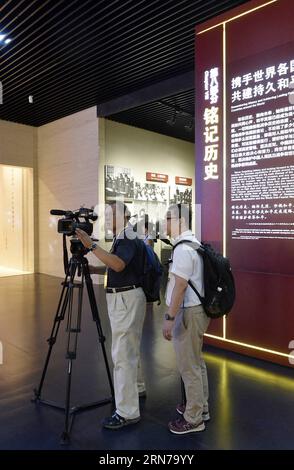 (150829) -- PEKING, 29. August 2015 -- NHK-Journalisten aus Japan machen ein Video im Museum des Widerstands des chinesischen Volkes gegen die japanische Aggression in Wanping, einer Stadt, die Zeuge des Kriegsbeginns war, in Peking, 29. August 2015. Mehr als 40 nationale und internationale Journalisten besuchten am Samstag die Stadt Wanping und die Lugouqiao-Brücke zum 70. Jahrestag des Sieges des chinesischen Volkskrieges gegen japanische Aggressionen und des Antifaschistischen Weltkriegs. (zhs) CHINA-PEKING-JOURNALIST-ANTIFASCHIST-70 Jahre (CN) PENGxZHAOZHI PUBLICATIONxNOTxI Stockfoto