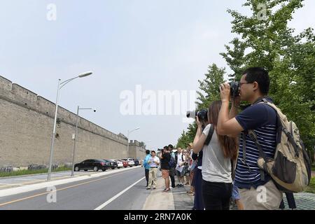 (150829) -- PEKING, 29. August 2015 -- Ein japanischer Journalist fotografiert in Wanping, einer Stadt, die den Beginn des Krieges des chinesischen Volkes gegen die japanische Aggression in Peking, 29. August 2015, miterlebte. Mehr als 40 nationale und internationale Journalisten besuchten am Samstag die Stadt Wanping und die Lugouqiao-Brücke zum 70. Jahrestag des Sieges des chinesischen Volkskrieges gegen japanische Aggressionen und des Antifaschistischen Weltkriegs. (zhs) CHINA-BEIJING-JOURNALIST-ANTI-FASCHISTISCH-70. JAHRESTAG (CN) PENGxZHAOZHI PUBLICATIONxNOTxINxCHN 150829 Peking Aug 29 2 Stockfoto