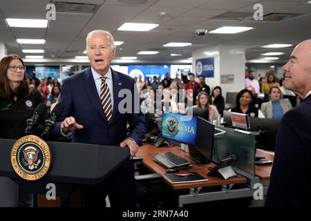 Washington, Usa. August 2023 31. US-Präsident Joe Biden neben dem DHS-Sekretär Alejandro Mayorkas spricht mit Medienmitgliedern, während er am Donnerstag, den 31. August 2023, das FEMA-Hauptquartier in Washington, DC, besucht. Foto von Yuri Gripas/UPI Credit: UPI/Alamy Live News Stockfoto