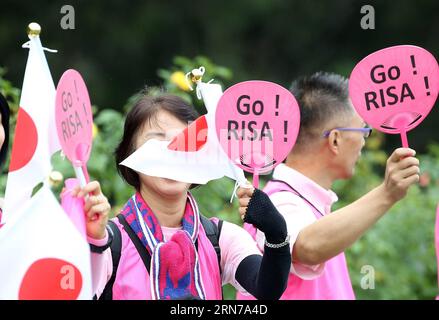 (150830) -- PEKING, 30. Aug. 2015 -- Fans der japanischen Shigetomo Risa jubeln ihr beim Frauen-Marathon-Finale bei den IAAF-Weltmeisterschaften 2015 in Peking, der Hauptstadt Chinas, am 30. Aug. 2015 zu. ) (SP)CHINA-BEIJING-IAAF WORLD CHAMPIONSHIPS-WOMEN S MARATHONFINALE(CN) CaoxCan PUBLICATIONxNOTxINxCHN Peking Aug 30 2015 Unterstützer von Japan S Risa jubeln ihr beim Frauen S Marathon Finale BEI den IAAF Weltmeisterschaften 2015 in Peking Hauptstadt Chinas Aug 30 2015 SP China Peking IAAF Weltmeisterschaften Frauen Marathon Finale KN-BÜNDELBEWAHREN xNOTxINxCHN Stockfoto