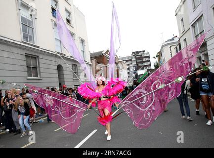 (150830) -- LONDON, 30. August 2015 -- Tänzerparade am Notting Hill Carnival in London, Großbritannien, am 30. August 2015. Der Notting Hill Carnival ist das größte Straßenfest in Europa und entstand 1964 als eine Möglichkeit für afro-karibische Gemeinschaften, ihre eigenen Kulturen und Traditionen zu feiern. GROSSBRITANNIEN-LONDON-NOTTING HILL CARNIVAL-CHILDREN S DAY HanxYan PUBLICATIONxNOTxINxCHN 150830 London Aug 30 2015 Dancers Parade BEI Notting Hill Carnival in London Großbritannien AM 30 2015. August IST der Notting Hill Carnival das größte Street Festival in Europa und entstand 1964 als Weg für Afro Caribbean COM Stockfoto