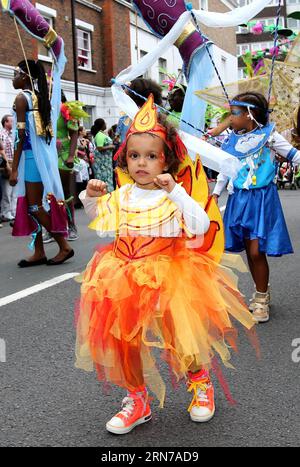 (150830) -- LONDON, 30. August 2015 -- Tänzerparade am Notting Hill Carnival in London, Großbritannien, am 30. August 2015. Der Notting Hill Carnival ist das größte Straßenfest in Europa und entstand 1964 als eine Möglichkeit für afro-karibische Gemeinschaften, ihre eigenen Kulturen und Traditionen zu feiern. GROSSBRITANNIEN-LONDON-NOTTING HILL CARNIVAL-CHILDREN S DAY HanxYan PUBLICATIONxNOTxINxCHN 150830 London Aug 30 2015 Dancers Parade BEI Notting Hill Carnival in London Großbritannien AM 30 2015. August IST der Notting Hill Carnival das größte Street Festival in Europa und entstand 1964 als Weg für Afro Caribbean COM Stockfoto