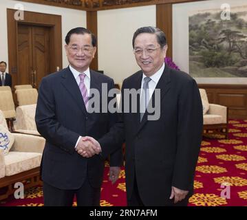 (150831) -- PEKING, 31. August 2015 -- Yu Zhengsheng (R), Vorsitzender des Nationalen Komitees der Politischen Konsultativkonferenz des chinesischen Volkes (CPPCC), trifft sich mit Lien Chan, dem ehemaligen Vorsitzenden der Kuomintang (KMT), Taiwans Regierungspartei und anderen von der Insel, in Peking, der Hauptstadt Chinas, am 31. August 2015. )(mcg) CHINA-BEIJING-YU ZHENGSHENG-LIEN CHAN-MEETING (CN) WangxYe PUBLICATIONxNOTxINxCHN 150831 Peking Aug 31 2015 Yu Zheng Sheng r Vorsitzender des Nationalen Komitees der chinesischen Prominenten S politische Beratungskonferenz CPPCC trifft sich mit Lien Chan ehemaliger Vorsitzender der Stockfoto