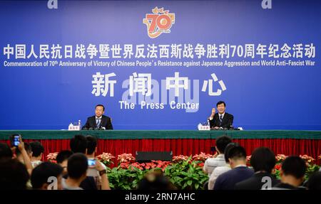 (150831) -- PEKING, 31. August 2015 -- Zhuo Zeyuan (R), Professor der Parteischule des Zentralkomitees der Kommunistischen Partei Chinas (KPCh), Antworten auf Fragen von Journalisten während der 3. Pressekonferenz des Pressezentrums der Gedenkaktivitäten zum 70. Jahrestag des Sieges des chinesischen Volkskrieges gegen die japanische Aggression und den Antifaschistischen Weltkrieg in Peking, Hauptstadt Chinas, 31. August 2015. ) (Zkr) CHINA-PEKING-70. JAHRESTAG-PRESSE-CENTER-PRESSE-KONFERENZ(CN) LixXiang PUBLICATIONxNOTxINxCHN 150831 Peking Aug 31 2015 Zhuo r Professor der Partei Stockfoto
