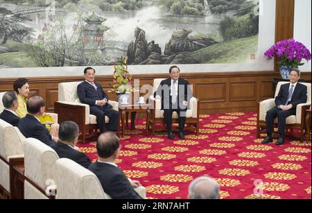 (150831) -- PEKING, 31. August 2015 -- Yu Zhengsheng (2. R), Vorsitzender des Nationalen Komitees der Politischen Konsultativkonferenz des chinesischen Volkes (CPPCC), trifft sich mit Lien Chan (3. R), dem ehemaligen Vorsitzenden der Kuomintang (KMT), Taiwans Regierungspartei, und anderen von der Insel in Peking, der Hauptstadt Chinas, am 31. August 2015. )(mcg) CHINA-BEIJING-YU ZHENGSHENG-LIEN CHAN-MEETING (CN) WangxYe PUBLICATIONxNOTxINxCHN 150831 Peking Aug 31 2015 Yu Zheng Sheng 2. R Vorsitzender des Nationalen Komitees der chinesischen Prominenten S politische Beratungskonferenz CPPCC trifft sich mit Lien Chan 3. R Stockfoto
