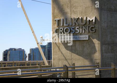 tilikum Crossing, Brücke der Menschen über den Willamette River im Hafengebiet von Portland, Oregon, im Hintergrund die Innenstadt von Portland Stockfoto