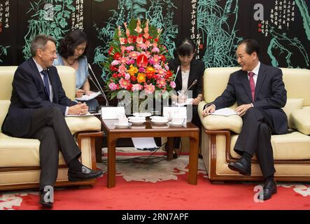 (150901) -- PEKING, 1. September 2015 -- Xinhua-Präsident Cai Mingzhao (R-Front) trifft sich mit Peter Maurer, Präsident des Internationalen Komitees vom Roten Kreuz (IKRK), am 1. September 2015 in Peking, der Hauptstadt Chinas. Die internationale Überwachungsbehörde für humanitäre Hilfe und die staatliche Nachrichtenagentur Chinas erklärten ihre Zusage in einem Memorandum of Understanding (MoU) über strategische Zusammenarbeit, das am Dienstag von IKRK-Präsident Peter Maurer und Xinhua-Präsident Cai Mingzhao unterzeichnet wurde. Dem Dokument zufolge werden die beiden Organisationen ihre Zusammenarbeit in Bereichen wie Mediendienste, Ausbildung und humanitäre Hilfe intensivieren Stockfoto