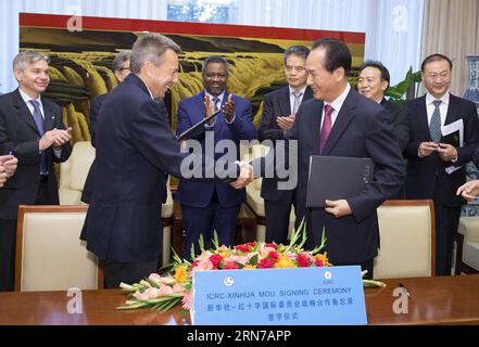 (150901) -- PEKING, 1. September 2015 -- Xinhua-Präsident Cai Mingzhao (R-Front) gibt Peter Maurer, Präsident des Internationalen Komitees vom Roten Kreuz (IKRK), die Hand, nachdem er ein Memorandum of Understanding (MoU) zur strategischen Zusammenarbeit in Peking, der Hauptstadt Chinas, unterzeichnet hat, am 1. September 2015. Dem Dokument zufolge werden die beiden Organisationen ihre Zusammenarbeit in Bereichen wie Mediendienste, Ausbildung und humanitäre Angelegenheiten intensivieren. ) (mt) CHINA-PEKING-XINHUA-IKRK-ZUSAMMENARBEIT (CN) HuangxJingwen PUBLICATIONxNOTxINxCHN 150901 Peking 1. September 2015 XINHUA-Präsident Cai Mingzhao r Frontshakes Stockfoto