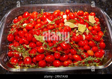 Kirschtomate in einem großen Serviergericht konfit Stockfoto