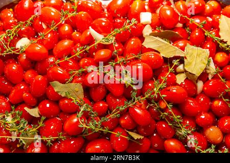 Kirschtomate in einem großen Serviergericht konfit Stockfoto