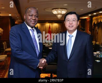 Zhang Dejiang (R), Vorsitzender des Ständigen Ausschusses des Nationalen Volkskongresses Chinas, trifft sich mit Yakubu Dogara, Sprecher des nigerianischen Repräsentantenhauses, der an der Vierten Weltkonferenz der Sprecher des Parlaments in New York, den Vereinigten Staaten, am 30. August 2015 teilnahm. ) (Ry) U.S.-NEW YORK-CHINA-ZHANG DEJIANG-NIGERIA-MEETING YaoxDawei PUBLICATIONxNOTxINxCHN Zhang Dejiang r Vorsitzender des Thing Committee of China S National Celebrities S Congress trifft sich mit YAKUBU Sprecher des nigerianischen Repräsentantenhauses, die zur vierten Weltkonferenz der Redner gekommen sind Stockfoto