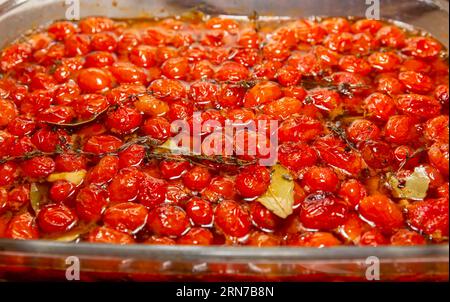 Kirschtomate in einem großen Serviergericht konfit Stockfoto