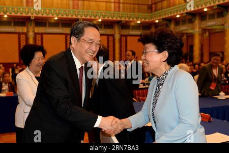 (150902) -- PEKING, 2. September 2015 -- Yu Zhengsheng (L, Front), Vorsitzender des Nationalen Komitees der Politischen Konsultativkonferenz des chinesischen Volkes (CPPCC), schüttelt bei einem Symposium, an dem Vertreter aus Hongkong, Macau, Taiwan und chinesische Überseegemeinschaften zum Gedenken an den 70. Jahrestag des Sieges des chinesischen Volkskrieges gegen die japanische Aggression in Peking, Hauptstadt Chinas, 2. September 2015. ) (Zkr) CHINA-BEIJING-YU ZHENGSHENG-SYMPOSIUM(CN) ZhangxLing PUBLICATIONxNOTxINxCHN 150902 Peking 2. September 2015 Yu Zheng Sheng Stockfoto