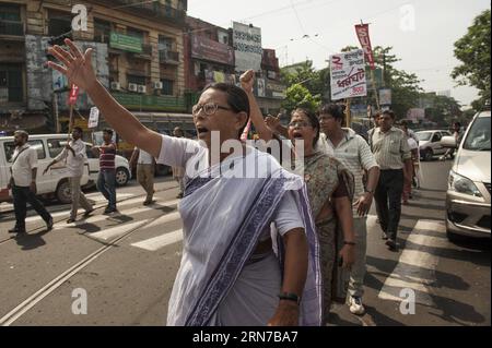 (150902) -- KOLKATA, 2. September 2015 -- indische Aktivisten des Socialist Unity Centre of India (SUCI) halten am 2. September 2015 eine Kundgebung ab, um einen eintägigen Streik in Kolkata, der Hauptstadt des ostindischen Bundesstaates Westbengalen, zu unterstützen. Das normale Leben in Indien war am Mittwoch schwer betroffen, als ein landesweiter Streik der Gewerkschaften stattfand, um gegen die Reform des Arbeitsrechts und die Privatisierung des öffentlichen Sektors durch die Regierung von Premierminister Narendra Modi zu protestieren. INDIEN-KOLKATA-STREIK TumpaxMondal PUBLICATIONxNOTxINxCHN 150902 Kolkata 2. September 2015 Indische Aktivisten des Socialist Unity Centre of India SUCI hielten eine Kundgebung nach Su ab Stockfoto