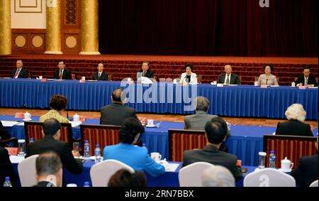 (150902) -- PEKING, 2. September 2015 -- Yu Zhengsheng (4. L, Back), Vorsitzender des Nationalen Komitees der Politischen Konsultativkonferenz des chinesischen Volkes (CPPCC), spricht ein Symposium an, an dem Vertreter aus Hongkong, Macau, Taiwan und chinesische Überseegemeinschaften zum Gedenken an den 70. Jahrestag des Sieges des chinesischen Volkskrieges gegen die japanische Aggression in Peking, Hauptstadt Chinas, 2. September 2015. ) (Zkr) CHINA-BEIJING-YU ZHENGSHENG-SYMPOSIUM(CN) ZhangxLing PUBLICATIONxNOTxINxCHN 150902 Peking 2. September 2015 Yu Zheng Sheng 4. L Back Vorsitzender von Stockfoto