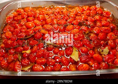 Kirschtomate in einem großen Serviergericht konfit Stockfoto