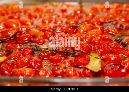 Kirschtomate in einem großen Serviergericht konfit Stockfoto