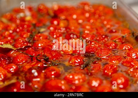 Kirschtomate in einem großen Serviergericht konfit Stockfoto