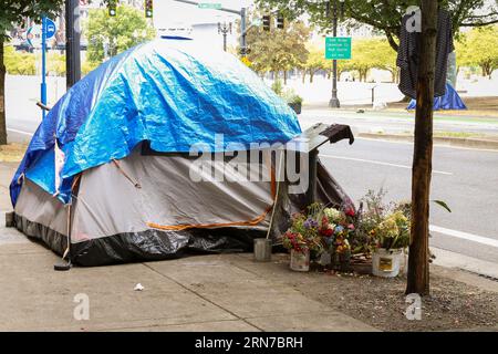 Zelte für Obdachlose auf den Bürgersteigen in der Innenstadt von Portland, Oregon Stockfoto