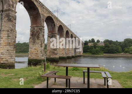 Berwick-on-Tweed, Nordostengland, Großbritannien - 25. Juni 2023 - Blick über den Fluss Tweed in einem Eisenbahnviadukt Stockfoto