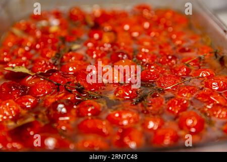 Kirschtomate in einem großen Serviergericht konfit Stockfoto