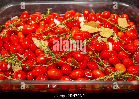 Kirschtomate in einem großen Serviergericht konfit Stockfoto