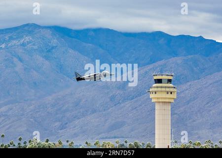 Palm Springs, Kalifornien, USA. Januar 2015 31. Eine US-Marines AV-8B Harrier von der Marine Attack Squadron VMA 311 verlässt den Flughafen in Palm Springs, Kalifornien. (Bild: © Ian L. Sitren/ZUMA Press Wire) NUR REDAKTIONELLE VERWENDUNG! Nicht für kommerzielle ZWECKE! Stockfoto