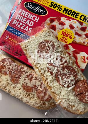 Nahaufnahme von Stouffer's, French Bread, Pizza Box and Pizzas, 2023, USA Stockfoto