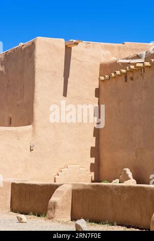 Lehmwände und Streben mit freiliegenden Viga-Dachbalken der katholischen Missionskirche San Francisco de Asis in Taos, New Mexico Stockfoto