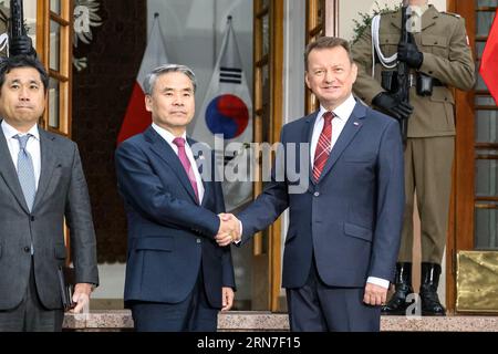 Warschau, Polen. August 2023 31. Mariusz B?aszczak, Verteidigungsminister und stellvertretender Ministerpräsident Polens, und sein südkoreanischer Amtskollege Lee Jong-sup schütteln dem Verteidigungsministerium in Warschau, der Hauptstadt Polens, während des offiziellen Besuchs von Vertretern der koreanischen Republik im NATO-Ostflankenland die Hände. Die Minister sprachen über die Sicherheit der NATO-Mitglieder angesichts der russischen Aggression in der Ukraine (dem unmittelbaren Nachbarn Polens) sowie über Waffenhandelsabkommen. Quelle: SOPA Images Limited/Alamy Live News Stockfoto