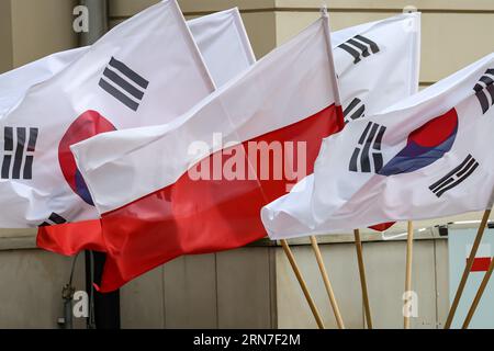 Warschau, Polen. August 2023 31. Die polnischen und koreanischen Nationalflaggen wehen, während Mariusz B?aszczak, Verteidigungsminister und stellvertretender Ministerpräsident Polens, seinen südkoreanischen Kollegen Lee Jong-sup im Verteidigungsministerium in Warschau, der Hauptstadt Polens, während des offiziellen Besuchs koreanischer Vertreter im NATO-Ostflankenland begrüßt. Die Minister sprachen über die Sicherheit der NATO-Mitglieder angesichts der russischen Aggression in der Ukraine (dem unmittelbaren Nachbarn Polens) sowie über Waffenhandelsabkommen. Quelle: SOPA Images Limited/Alamy Live News Stockfoto