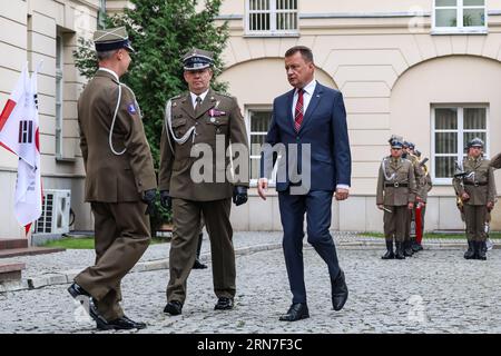 Warschau, Polen. August 2023 31. Die polnische und koreanische Nationalflagge weht, während Mariusz B?aszczak, Verteidigungsminister und stellvertretender Ministerpräsident Polens, auf seinen südkoreanischen Amtskollegen Lee Jong-sup im Verteidigungsministerium in Warschau wartet. die Hauptstadt Polens während des offiziellen Besuchs von Vertretern der koreanischen Republik im Ostflankenland der NATO. Die Minister sprachen über die Sicherheit der NATO-Mitglieder angesichts der russischen Aggression in der Ukraine (dem unmittelbaren Nachbarn Polens) sowie über Waffenhandelsabkommen. Quelle: SOPA Images Limited/Alamy Live News Stockfoto