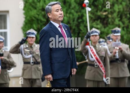 Warschau, Polen. August 2023 31. Der Verteidigungsminister der koreanischen Republik, Lee Jong-sup, besucht Polen anlässlich eines bilateralen Treffens mit dem Verteidigungsministerium in Warschau, der Hauptstadt Polens, während des offiziellen Besuchs von Vertretern der koreanischen Republik im NATO-Land der Ostflanke. Die Minister sprachen über die Sicherheit der NATO-Mitglieder angesichts der russischen Aggression in der Ukraine (dem unmittelbaren Nachbarn Polens) sowie über Waffenhandelsabkommen. Quelle: SOPA Images Limited/Alamy Live News Stockfoto