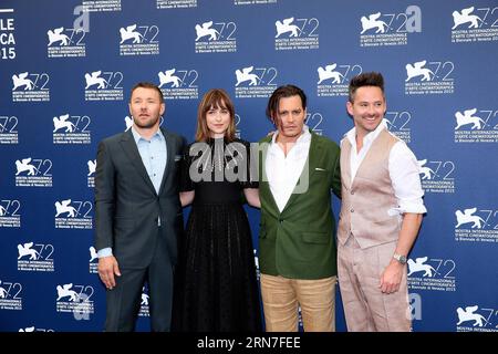 (150904)-- VENEDIG, 4. September 2015 -- Joel Edgerton, Dakota Johnson, Johnny Depp und Regisseur Scott Cooper (L to R) nahmen am 4. September 2015 an einem Fototermin für Black Mass während des 72. Filmfestivals in Venedig Teil. )(azp) ITALIEN-VENEDIG-FILM FESTIVAL-BLACK MASSENFOTOAUFRUF jinxyu PUBLICATIONxNOTxINxCHN 150904 Venedig 4. September 2015 Joel Edgerton Dakota Johnson Johnny Depp und Regisseur Scott Cooper l nehmen an einem Fotoaufruf für Black Mass während des 72. Venedig Filmfestivals in Venedig Italien AM 4. September 2015 EGP Italy Venice Film Festival Black Teil Massenfoto rufen JinxYu PUBLICATIONxNOTxINxCHN an Stockfoto