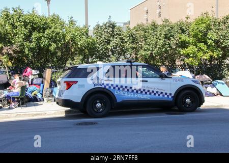 Asylbewerber und ihr hab und gut sind am 31. August 2023 außerhalb der Polizeiwache des 18. Bezirks auf der Nordseite von Chicago stationiert. Die Protokolle besagen, dass diejenigen, die sich in der Station aufhalten, in die Toiletten gehen dürfen, um die Toiletten zu benutzen. aber sonst müssen wir von 8 bis 20 Uhr draußen bleiben über 13 sind seit dem letzten Sommer 000 Asylbewerber in Chicago angekommen, und die Nachfrage nach Hilfe hat ein bereits überlastetes städtisches Schutzsystem belastet. (Foto: Alexandra Buxbaum/SIPA USA) Credit: SIPA USA/Alamy Live News Stockfoto