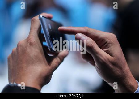 (150904) -- BERLIN, 4. Sept. 2015 -- Ein Besucher sieht Ein Samsung Galaxy Note 5 Smartphone auf dem Stand von Samsung auf der 55. IFA Unterhaltungselektronikmesse in Berlin, Deutschland, am 4. Sept. 2015. Als die 55. IFA-Messe für Unterhaltungselektronik, Europas größte Messe für Unterhaltungselektronik und Haushaltsgeräte, am Freitag in Berlin ihren Auftakt machte, feierte auch die China Brand Show ihre erste Eröffnungszeremonie auf der IFA. ) DEUTSCHLAND-BERLIN-IFA UNTERHALTUNGSELEKTRONIKMESSE ZhangxFan PUBLICATIONxNOTxINxCHN 150904 Berlin 4. September 2015 ein Besucher sieht sich ein Samsung Galaxy Note 5 Smartphone AM Samsung S Stand der 55. IFA Consumer Electronic an Stockfoto