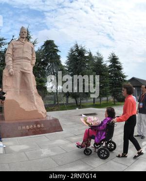 (150905) -- ZHIJIANG, 5. September 2015 -- Anna Chan Chennault (L), Ehefrau der amerikanischen Pilotin Claire Chennault, die sich während des Zweiten Weltkriegs freiwillig für den Kampf gegen die japanische Luftwaffe eingesetzt hat, präsentiert einer Statue von Claire Chennault Blumen, während sie das Flying Tigers Memorial Museum in Zhijiang, Provinz Hunan, 5. September 2015 besucht. ) (Zkr) CHINA-HUNAN-ZHIJIANG-ANNA CHAN CHENNAULT (CN) LongxHongtao PUBLICATIONxNOTxINxCHN 150905 Zhijiang 5. September 2015 Anna Chan Chennault l Ehefrau der amerikanischen Pilotin Claire Chennault, die sich freiwillig im Kampf gegen die japanische Luftwaffe während der World W engagierte Stockfoto