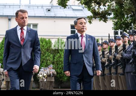 Warschau, Polen. August 2023 31. Mariusz B?aszczak, Verteidigungsminister und stellvertretender Ministerpräsident Polens, und sein südkoreanischer Amtskollege Lee Jong-sup heißen Soldaten im Verteidigungsministerium in Warschau, der Hauptstadt Polens, während des offiziellen Besuchs von Vertretern der koreanischen Republik im NATO-Ostflankenland am 31. August 2023 willkommen. Die Minister sprechen über die Sicherheit der NATO-Mitglieder angesichts der russischen Aggression in der Ukraine (dem unmittelbaren Nachbarn Polens) sowie über Waffenhandelsabkommen. (Foto: Dominika Zarzycka/SIPA USA) Credit: SIPA USA/Alamy Live News Stockfoto