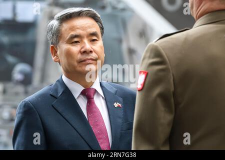 Warschau, Polen. August 2023 31. Der Verteidigungsminister der Republik Korea, Lee Jong-sup, besucht Polen anlässlich eines bilateralen Treffens mit dem Verteidigungsministerium in Warschau, der Hauptstadt Polens, während des offiziellen Besuchs von Vertretern der Republik Korea im NATO-Ostflankenland am 31. August 2023. Die Minister sprechen über die Sicherheit der NATO-Mitglieder angesichts der russischen Aggression in der Ukraine (dem unmittelbaren Nachbarn Polens) sowie über Waffenhandelsabkommen. (Foto: Dominika Zarzycka/SIPA USA) Credit: SIPA USA/Alamy Live News Stockfoto