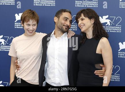 ROTER TEPPICH FÜR UNTERHALTUNG 72. Filmfest Venedig: Photocall the Wait (150905) -- VENEDIG, 5. September 2015 -- Schauspielerin Lou de Laage (L), Regisseurin Piero Mesina (C) und Schauspielerin Juliette Binoche nehmen an einem Fotocall für The Wait während des 72. Filmfestivals von Venedig auf der Lido-Insel in Venedig, Italien, 5. September 2015, Teil. ) ITALIEN-VENEDIG-FILMFESTIVAL YexPingfan PUBLICATIONxNOTxINxCHN Entertainment Red Carpet 72 Filmfestival Venedig Foto-Aufruf The Wait 150905 Venedig 5. September 2015 Schauspielerin Lou de Laage l Regisseur Piero Mesina C und Schauspielerin Juliette Binoche nehmen an einem Foto-Aufruf für The Wait während des 72. Venedig Film Fe Teil Stockfoto