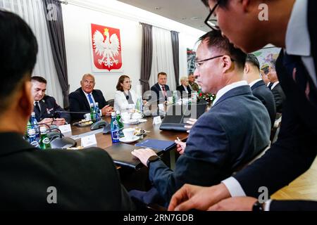 Warschau, Polen. August 2023 31. Mariusz B?aszczak (Fare Middle), Verteidigungsminister und Vize-Premierminister Polens, sitzt am Tisch während des bilateralen Treffens im Verteidigungsministerium in Warschau, der Hauptstadt Polens, während des offiziellen Besuchs von Vertretern der koreanischen Republik im NATO-Ostflankenland am 31. August 2023. Die Minister sprechen über die Sicherheit der NATO-Mitglieder angesichts der russischen Aggression in der Ukraine (dem unmittelbaren Nachbarn Polens) sowie über Waffenhandelsabkommen. (Foto: Dominika Zarzycka/SIPA USA) Credit: SIPA USA/Alamy Live News Stockfoto