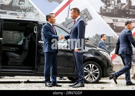 Die polnischen und koreanischen Nationalflaggen wehen, während Mariusz B?aszczak, Verteidigungsminister und stellvertretender Ministerpräsident Polens, seinen südkoreanischen Kollegen Lee Jong-sup im Verteidigungsministerium in Warschau begrüßt, die Hauptstadt Polens während des offiziellen Besuchs von Vertretern der koreanischen Republik im NATO-Ostflankenland am 31. August 2023. Die Minister sprechen über die Sicherheit der NATO-Mitglieder angesichts der russischen Aggression in der Ukraine (dem unmittelbaren Nachbarn Polens) sowie über Waffenhandelsabkommen. (Foto: Dominika Zarzycka/SIPA USA) Stockfoto