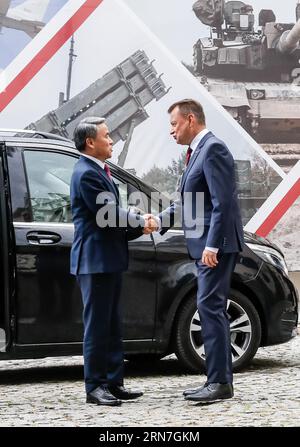 Die polnischen und koreanischen Nationalflaggen wehen, während Mariusz B?aszczak, Verteidigungsminister und stellvertretender Ministerpräsident Polens, seinen südkoreanischen Kollegen Lee Jong-sup im Verteidigungsministerium in Warschau begrüßt, die Hauptstadt Polens während des offiziellen Besuchs von Vertretern der koreanischen Republik im NATO-Ostflankenland am 31. August 2023. Die Minister sprechen über die Sicherheit der NATO-Mitglieder angesichts der russischen Aggression in der Ukraine (dem unmittelbaren Nachbarn Polens) sowie über Waffenhandelsabkommen. (Foto: Dominika Zarzycka/SIPA USA) Stockfoto