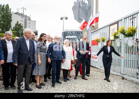 Danzig, Polen. August 2023 31. Basil Kerski, Aleksandra Dulkiewicz, Lech Walesa und Henryka Strycharska Krzywonos eröffnen das historische Tor Nr. 2 der Danziger Werft während des 43. Jahrestages der Abkommen vom August 1980 auf dem Solidaritätsplatz. Die Abkommen waren ein symbolischer Beginn der Solidaritäts-Gewerkschaft. Sie beendeten die Welle der Arbeiterstreiks 1980 und trugen zur wachsenden Rolle von Lech Walesa und zum Fall des Kommunismus in Polen 1989 bei. Quelle: SOPA Images Limited/Alamy Live News Stockfoto