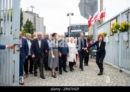 Danzig, Polen. August 2023 31. Basil Kerski, Aleksandra Dulkiewicz, Lech Walesa und Henryka Strycharska Krzywonos eröffnen das historische Tor Nr. 2 der Danziger Werft während des 43. Jahrestages der Abkommen vom August 1980 auf dem Solidaritätsplatz. Die Abkommen waren ein symbolischer Beginn der Solidaritäts-Gewerkschaft. Sie beendeten die Welle der Arbeiterstreiks 1980 und trugen zur wachsenden Rolle von Lech Walesa und zum Fall des Kommunismus in Polen 1989 bei. Quelle: SOPA Images Limited/Alamy Live News Stockfoto