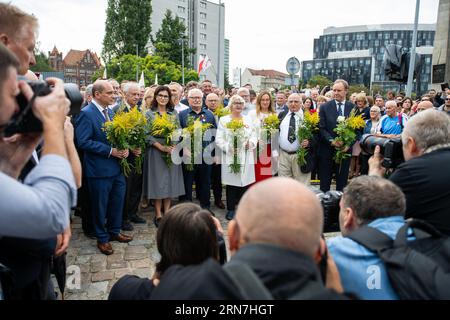 Danzig, Polen. August 2023 31. Basil Kerski, Aleksandra Dulkiewicz, Lech Walesa und Henryka Strycharska Krzywonos eröffnen das historische Tor Nr. 2 der Danziger Werft während des 43. Jahrestages der Abkommen vom August 1980 auf dem Solidaritätsplatz. Die Abkommen waren ein symbolischer Beginn der Solidaritäts-Gewerkschaft. Sie beendeten die Welle der Arbeiterstreiks 1980 und trugen zur wachsenden Rolle von Lech Walesa und zum Fall des Kommunismus in Polen 1989 bei. Quelle: SOPA Images Limited/Alamy Live News Stockfoto