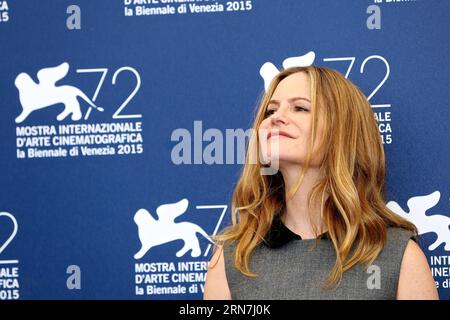 (150908) -- VENEDIG, 8. September 2015 -- Schauspielerin Jennifer Jason Leigh nimmt am 8. September 2015 an einem Fototermin für Anomalisa während des 72. Filmfestivals in Venedig im Palazzo del Casino in Venedig Teil. ) ITALY-VENICE-FILM-FESTIVAL-72ND-ANOMALISA-PHOTOCALL JinxYu PUBLICATIONxNOTxINxCHN Venice 8. September 2015 Schauspielerin Jennifer Jason Leigh nimmt an einem Fototermin während des 72 72. Filmfestivals in Venedig IM Palazzo Del Casino in Venedig Italien AM 8. September 2015 an. Fototermin JinxYu PUBLICATIOxCHTxN Stockfoto