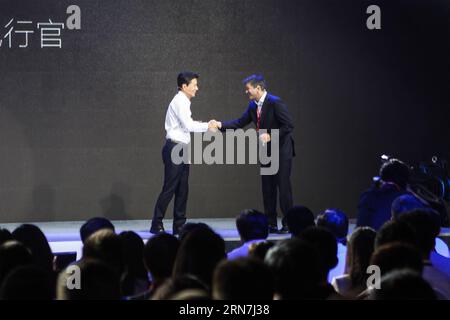 (150909) -- PEKING, 8. September 2015 -- Baidus CEO Robin Li Yanhong (L) schüttelt mit Travis Kalanick, Mitbegründer des Transportnetzwerkes Uber, auf dem Baidu World Congress oder der Baidu World Conference in Peking, der Hauptstadt Chinas, am 8. September 2015 die Hände. Das US-amerikanische Ride-Helling-Serviceunternehmen Uber wird seinen Service in China im kommenden Jahr von derzeit 20 Städten auf 100 weitere ausweiten, teilte der Vorstandsvorsitzende Travis Kalanick am Dienstag mit. ) (lfj) CHINA-BEIJING-UBER GRÜNDER-EVENTS (CN) ZhuxWei PUBLICATIONxNOTxINxCHN 150909 Peking 8. September 2015 Baidu S CEO Robin verließ Yanhong l Shakes Hands mit Travi Stockfoto