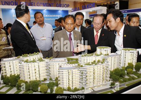 (150910) -- PHNOM PENH, 10. September 2015 -- Phoeung Sophorn (C, Front), Staatssekretär des Ministeriums für Landmanagement, Stadtplanung und Bauwesen, betrachtet architektonische Modelle von Gebäuden auf einer Ausstellung in Phnom Penh, Kambodscha, am 10. September 2015. Kambodschas größte internationale Ausstellung über Bauwesen und Immobilien startete hier am Donnerstag, mit 350 Ausstellern aus 23 Ländern und Regionen, sagten Beamte. )(zhf) KAMBODSCHA-PHNOM PENH-BAU- UND IMMOBILIENAUSSTELLUNG Sovannara PUBLICATIONxNOTxINxCHN Phnom Penh 10. September 2015 C Front Secretary of Stat Stockfoto